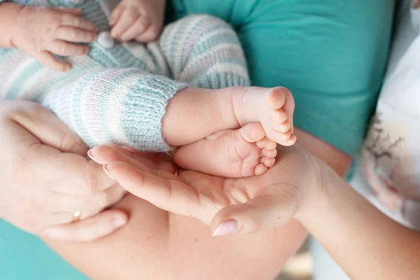 Pés de bebé nas mãos dos pais. Pequenos pés de bebê recém-nascido nos pais — Fotografia de Stock