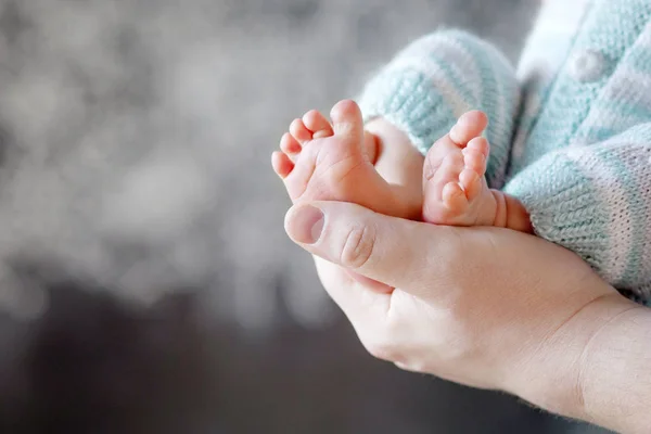 Baby feet in father hands. Tiny Newborn Baby's feet on male hand — Stock Photo, Image