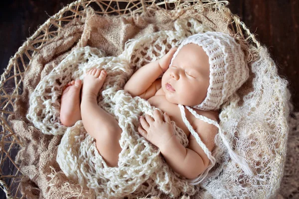 Schöne kleine neugeborene Junge 20 Tage schläft in einem Korb whith k — Stockfoto