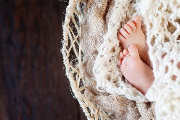 Närbild bild av nyfödd baby fötter på stickad pläd — Stockfoto