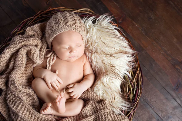 Красивый маленький новорожденный мальчик 20 дней спит в корзине — стоковое фото