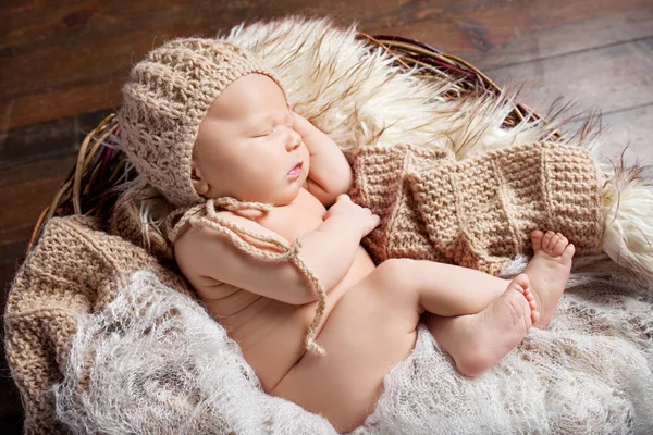Hermoso niño recién nacido 20 días duerme en una cesta con k —  Fotos de Stock