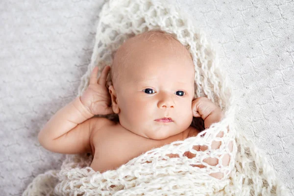 Pasgeboren baby met open ogen. Portret van vrij pasgeboren jongen 20 — Stockfoto