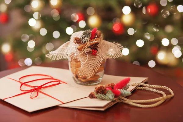 Рождественское печенье в стеклянной банке. Рождественские подарки и декор — стоковое фото