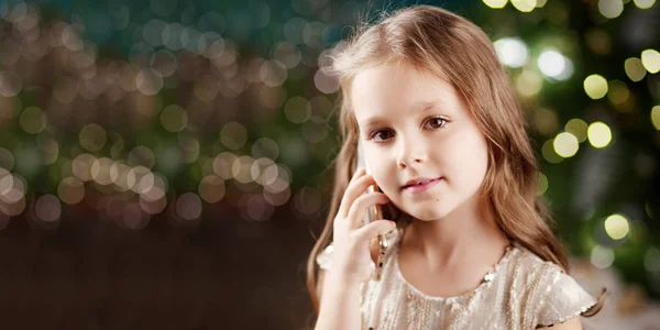 Πορτραίτο ενός χαμογελαστή μακριά μαλλιά μικρό κορίτσι με φόρεμα στο ΒΑ — Φωτογραφία Αρχείου