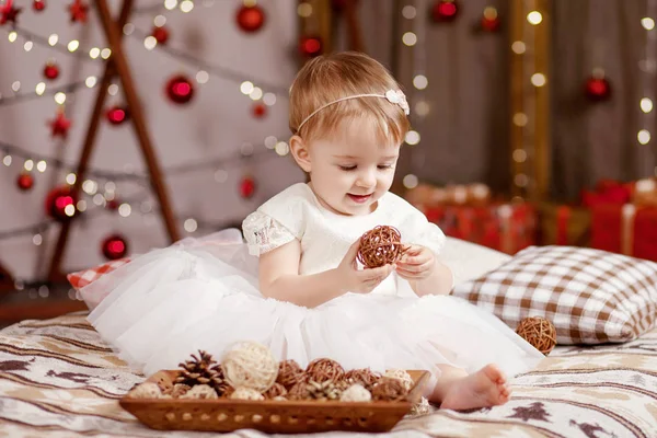 Concepto de celebración de Año Nuevo y Navidad. Bonita niña. — Foto de Stock