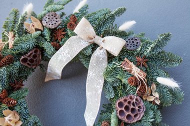 Doğal köknar dalından yapılmış Noel çelengi detaylarını kapat.
