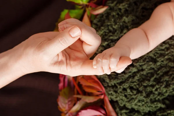 Nowo narodzone dzieci w ręce matki. Mama i jej dziecko. Newbo. — Zdjęcie stockowe