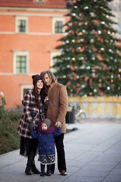 Tempo de Natal. Família feliz - mãe, pai e menina wa — Fotografia de Stock