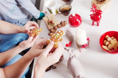 Çocukların elinde Noel için el yapımı zencefilli kurabiye. Festival