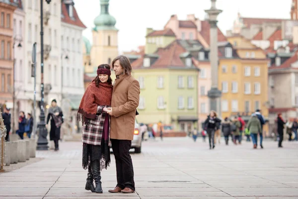 Joyeux couple posant sur la vieille place de la ville. Jolie beauti — Photo