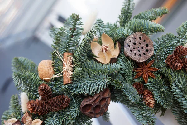 Детали Рождественского венка из натуральных еловых веток — стоковое фото
