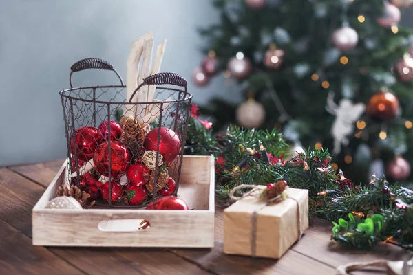 Kerstdecor. Kerstballen op mand op houten tafel. Winter — Stockfoto