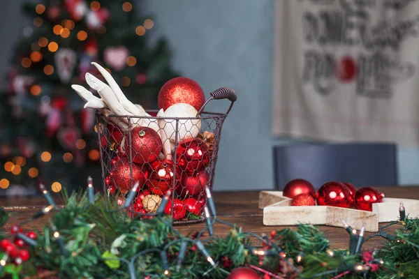 Decoração de Natal. Bolas de Natal na cesta na mesa de madeira. Inverno — Fotografia de Stock