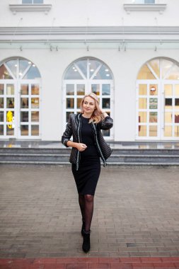 Güzel bir kadın şehir caddesinde eğleniyor. Moda kadını.  