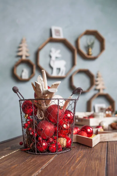 Kerstdecor. Kerstballen op mand op houten tafel. Winter — Stockfoto