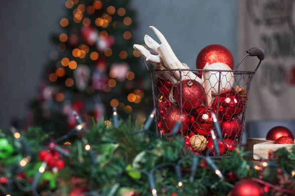 Kerstdecor. Kerstballen op mand op houten tafel. Winter — Stockfoto
