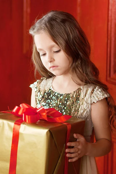 Mooi klein meisje houden van een doos van de gift van Kerstmis. Kerst een — Stockfoto