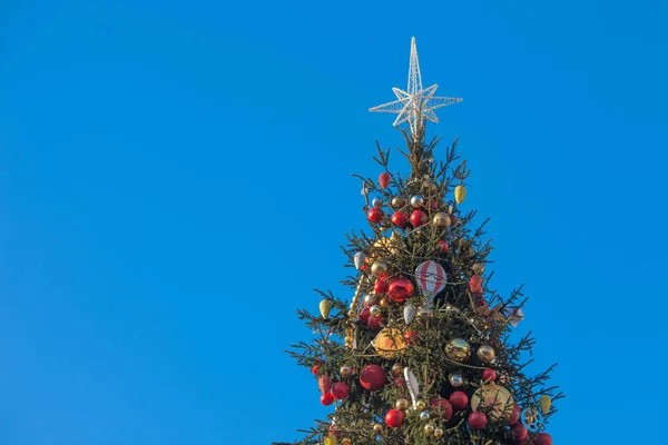 Geschmückter Weihnachtsbaum im Freien mit schönen festlichen Arrangements — Stockfoto