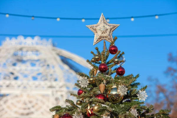 Dekorovaný venkovní vánoční stromeček s krásným slavnostním the — Stock fotografie