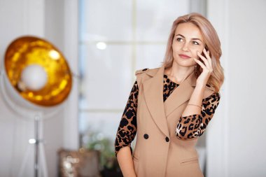 Telefonda konuşurken düşünceli genç kadın