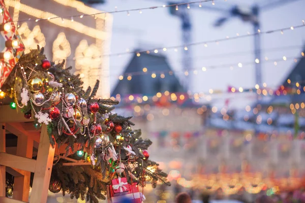 Vánoční dekorace a novoroční stromeček s barevnými světly na — Stock fotografie