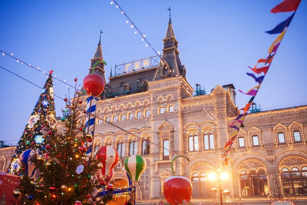 Hada de Navidad en la Plaza Roja de Moscú, Rusia. Paquete de Navidad — Foto de Stock