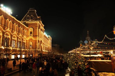 Kızıl Meydan 'da Noel için kutlama ışıkları ve dekorasyonlar.