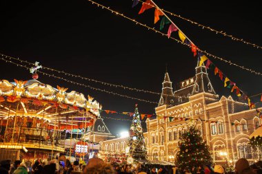 Bulanık, ışıl ışıl ve peri arkaplanda süslenmiş Noel ağacı. Noel ağacı süsü. Noel topları ile çam dalı. Boşluğu kopyala