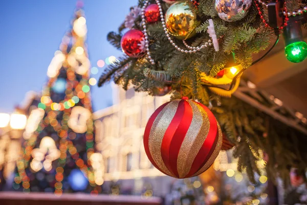 Geschmückter Weihnachtsbaum auf verschwommenem, glitzerndem und märchenhaftem Backgro — Stockfoto