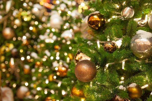 Geschmückter Weihnachtsbaum auf verschwommenem, glitzerndem und märchenhaftem Backgro — Stockfoto