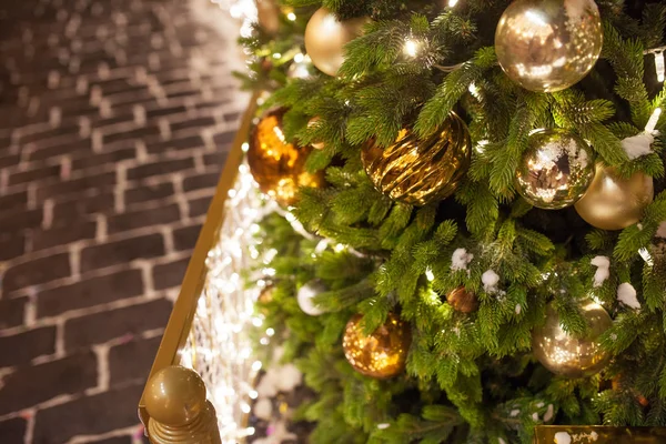 Geschmückter Weihnachtsbaum auf verschwommenem, glitzerndem und märchenhaftem Backgro — Stockfoto