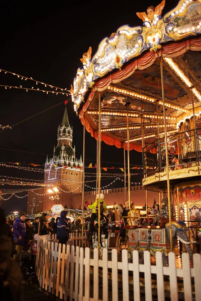 Χριστουγεννιάτικο καρουζέλ και Κρεμλίνο στην Κόκκινη Πλατεία στη Μόσχα, Ρωσία. — Φωτογραφία Αρχείου
