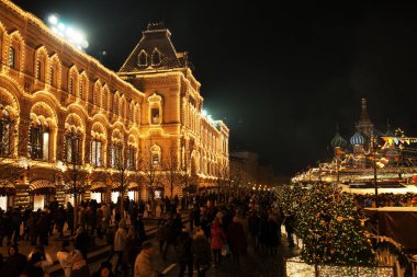 Kızıl Meydan 'da Noel için kutlama ışıkları ve dekorasyonlar.