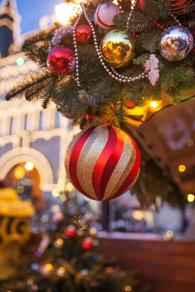 Bulanık, köpüklü ve peri backgro dekore edilmiş Noel ağacına