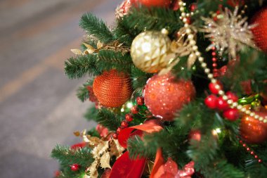 Bulanık, köpüklü ve peri backgro dekore edilmiş Noel ağacına