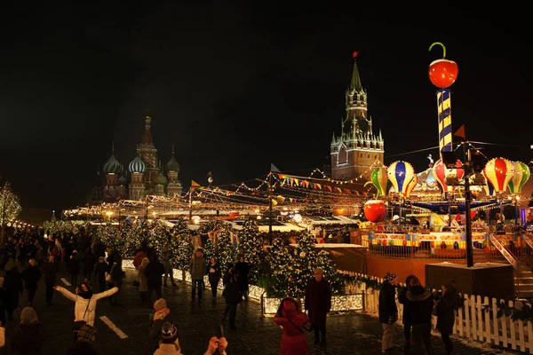 Vánoční trh na Rudém náměstí. Vánoční oslavy v Moskvě, — Stock fotografie