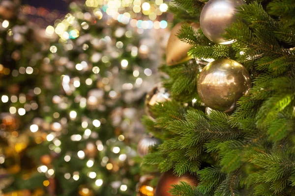 Bulanık, köpüklü ve peri backgro dekore edilmiş Noel ağacına