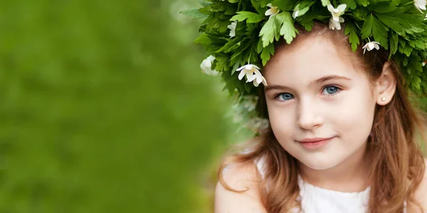 Schönes kleines Mädchen in einem weißen Kleid aus Frühlingsholz. Porträt — Stockfoto