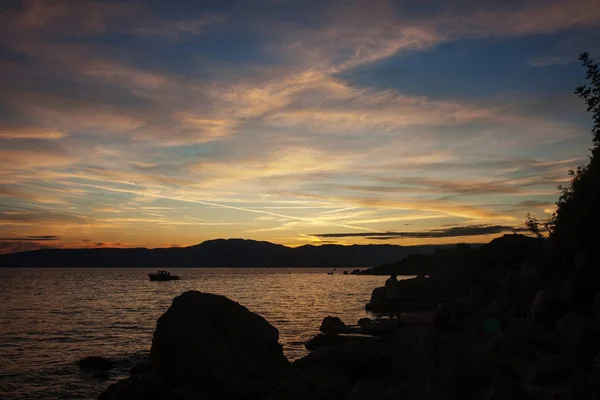 Silhouette of lonely boat in the sunset with dramatic sky. High — Stock Photo, Image