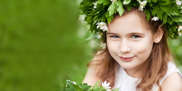 Menina bonita em um vestido branco em madeira de primavera. Bonito. — Fotografia de Stock