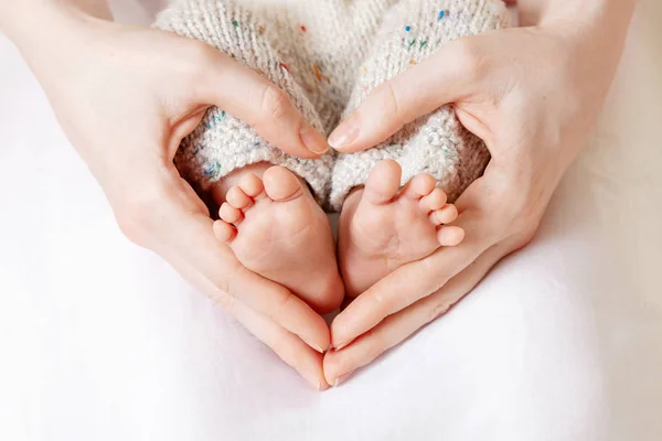 Baby feet in mother hands. Tiny Newborn Baby's feet on female He — Stock Photo, Image