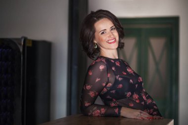 Kafeteryada oturan güzel olgun bir kadının portresi. 