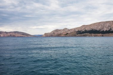 Deniz manzarası ve dağlar bulutlu hava. Büyüklük ve tr