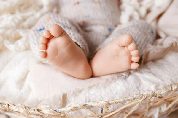 Close New Born Baby Feet Knitted Plaid Wattled Basket Soft — Stock Photo, Image