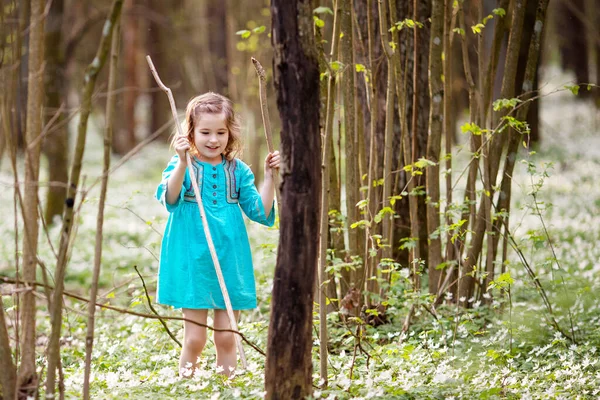 Schönes Kleines Mädchen Einem Blauen Kleid Das Frühlingswald Spaziert Porträt — Stockfoto