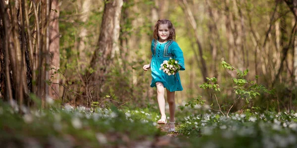 Niña Dando Paseo Sola Parque Bosque Linda Chica Corriendo Camino — Foto de Stock