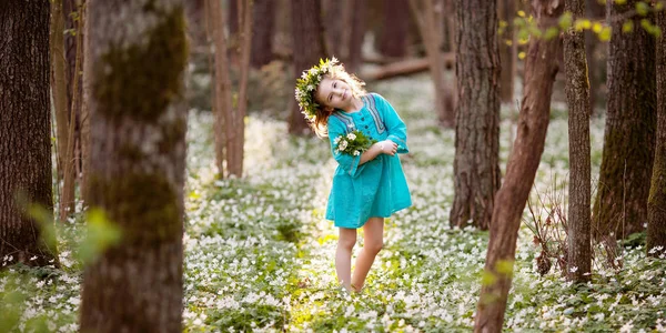 Menina Bonita Vestido Azul Andando Madeira Mola Retrato Menina Bonita — Fotografia de Stock