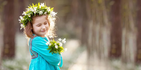 Schönes Kleines Mädchen Einem Blauen Kleid Das Frühlingswald Spaziert Porträt — Stockfoto