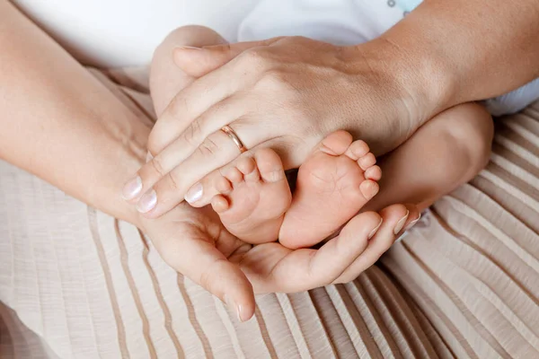 Baby Feet Mother Hands Tiny Newborn Baby Feet Female Shaped — Stock Photo, Image